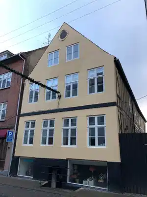 apartment Lys 3-værelses stuelejlighed på torvet