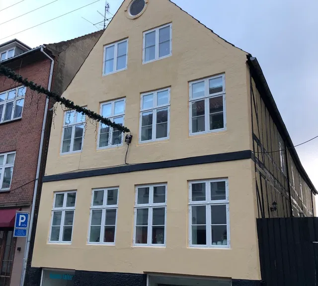 apartment Bright three-room ground-floor apartment on the square