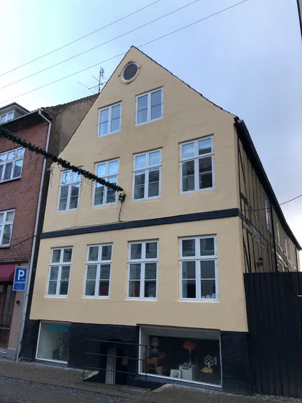 apartment Lys 3-værelses stuelejlighed på torvet