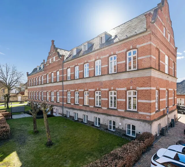 apartment Newly Renovated Home with Large Loft and High Ceilings