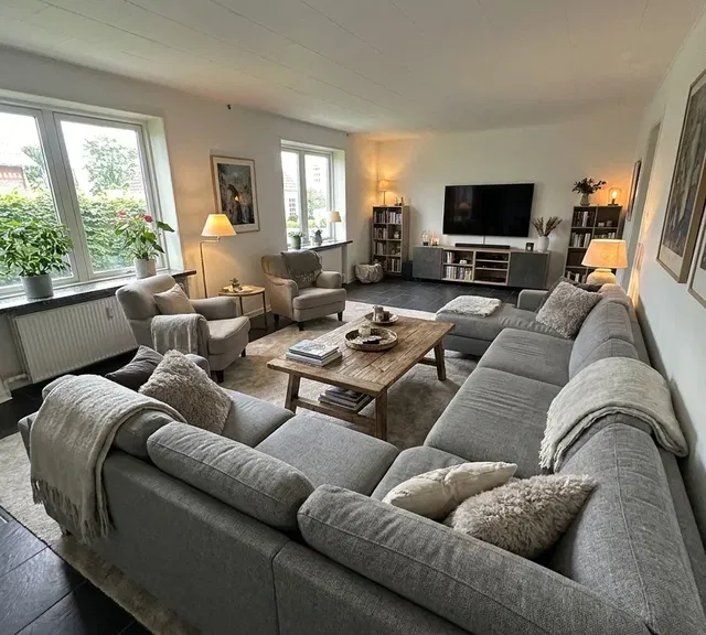 house Spacious 5-Room House Over Two Floors with Terrace and Two Bathrooms – Pets Allowed