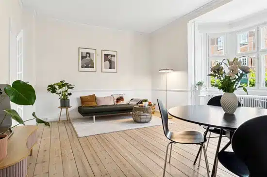 apartment Charming bright apartment with balcony and backyard