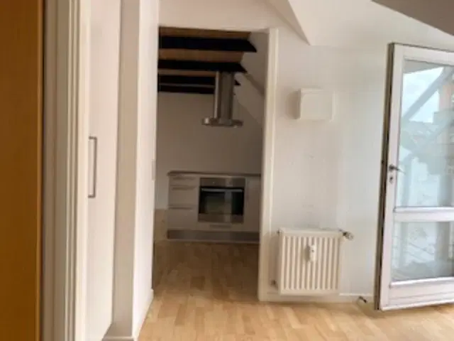apartment Lys 2-værelses lejlighed med altan og nyt køkken