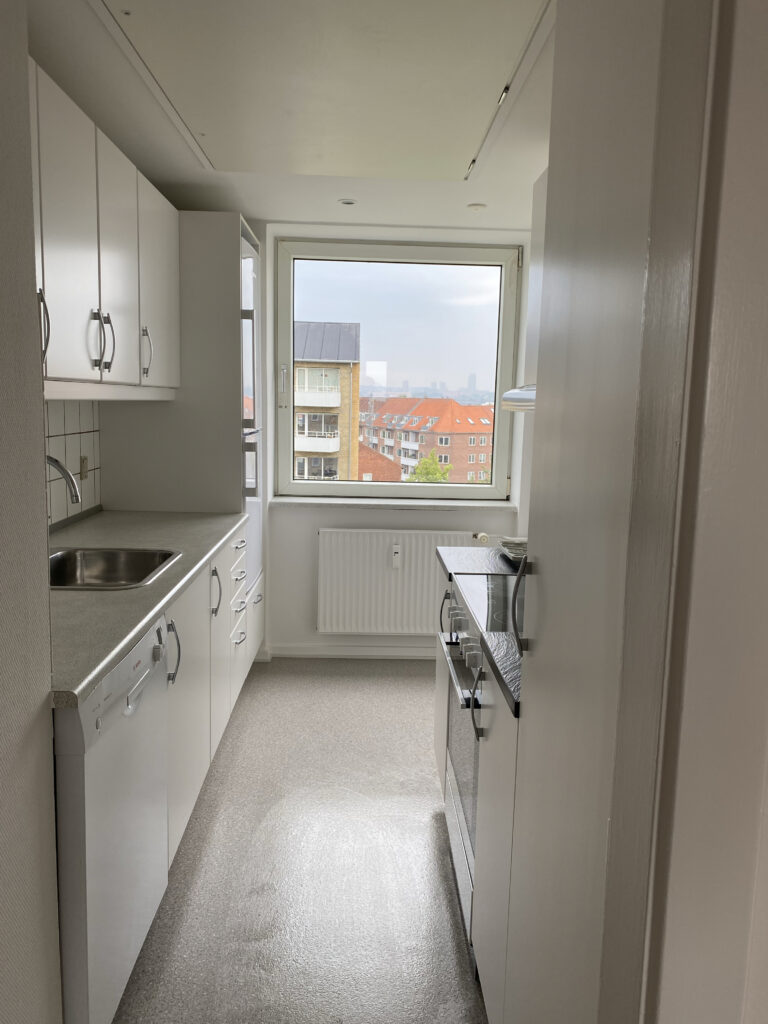 apartment Godt placeret 3-værelses lejlighed med altan på 5. sal