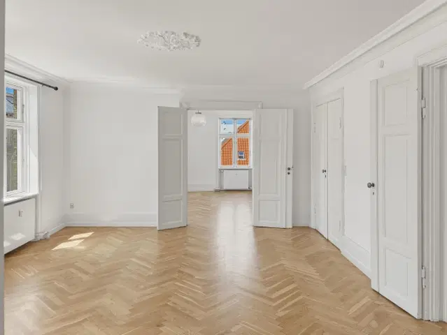 apartment Lys hjørnelejlighed med byudsigt og klassisk charme