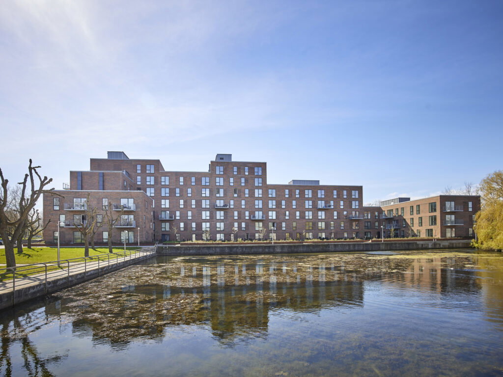apartment Penthouse apartment 80 m² with lake view in Albertslund