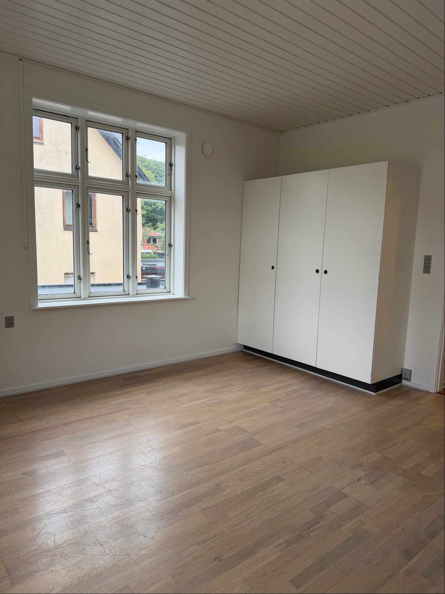 apartment Three-room apartment with balcony near shopping