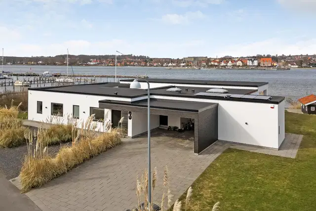 house Arkitekttegnet villa med privat bade- og bådbro