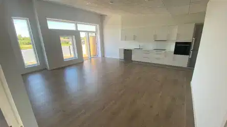 apartment Lys 4-værelses lejlighed med stor altan