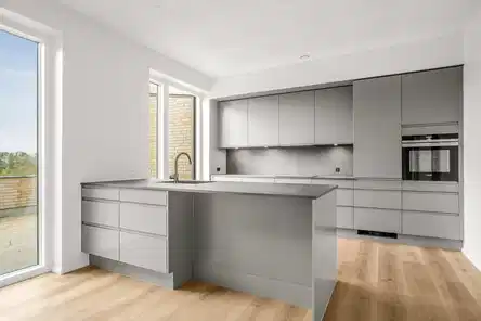 townhouse Lyst enderækkehus i ét plan med lukket terrasse og naturudsigt – 112 m2, 2 værelser, parkering og el-ladestander