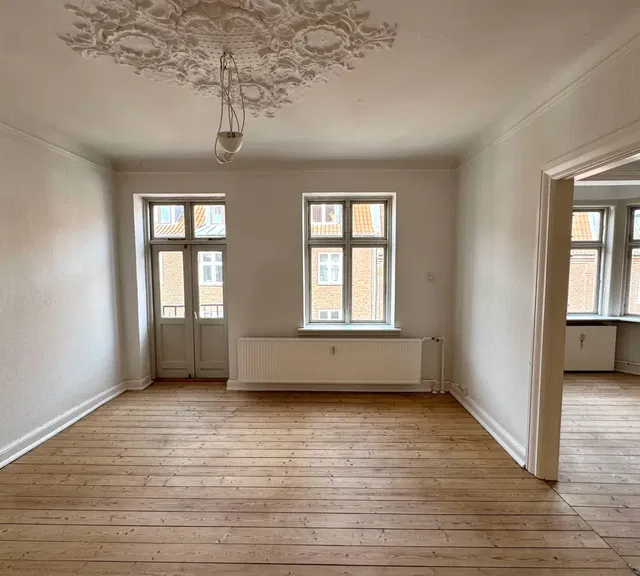 apartment Lys og rummelig lejlighed med klassisk charme