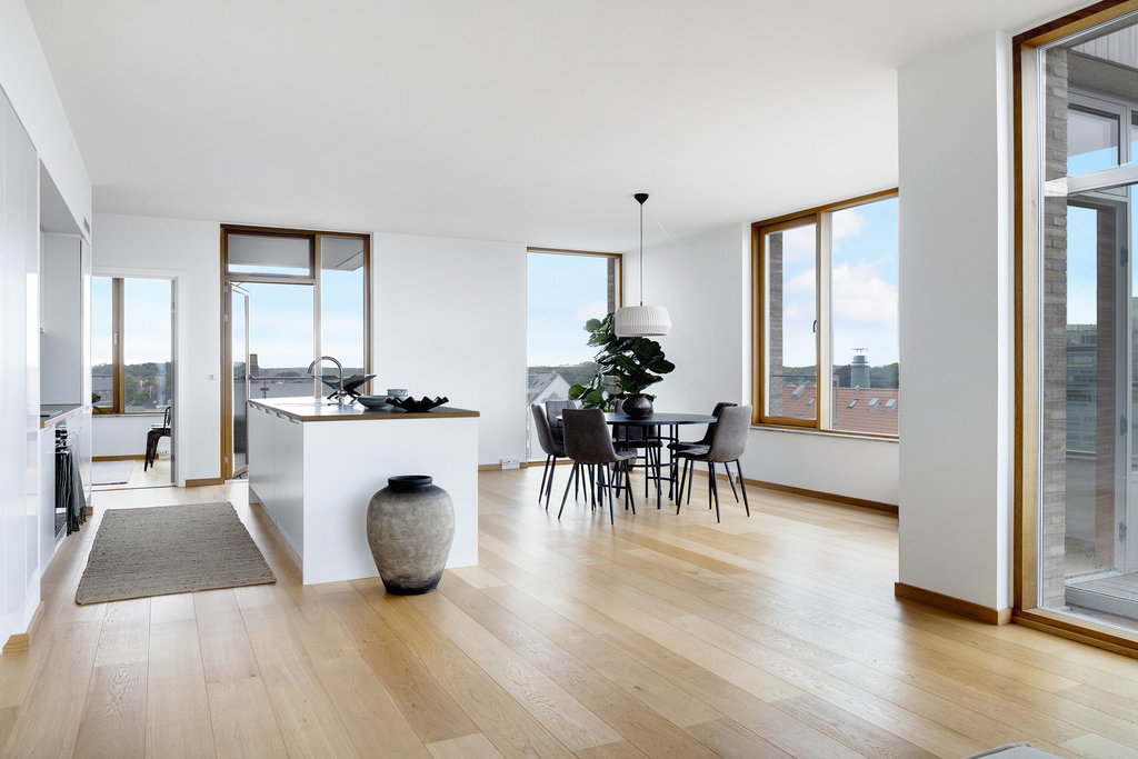 apartment Bright four-room apartment with three balconies in Hellerup