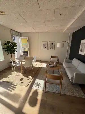 apartment Nyrenoveret 2-værelses i stueetage med privat indgang og 10 m2 terrasse – lige ved banegården