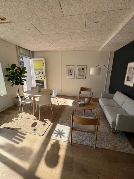apartment Nyrenoveret 2-værelses i stueetage med privat indgang og 10 m2 terrasse – lige ved banegården