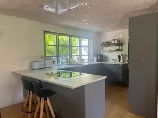house Skøn villa 140 m² med nyt køkken og lukket have