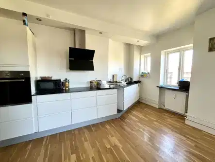 apartment Renoveret 4. sals lejlighed med altan