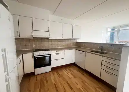 apartment Lys 3-værelses lejlighed på 107 m² med stor overdækket altan
