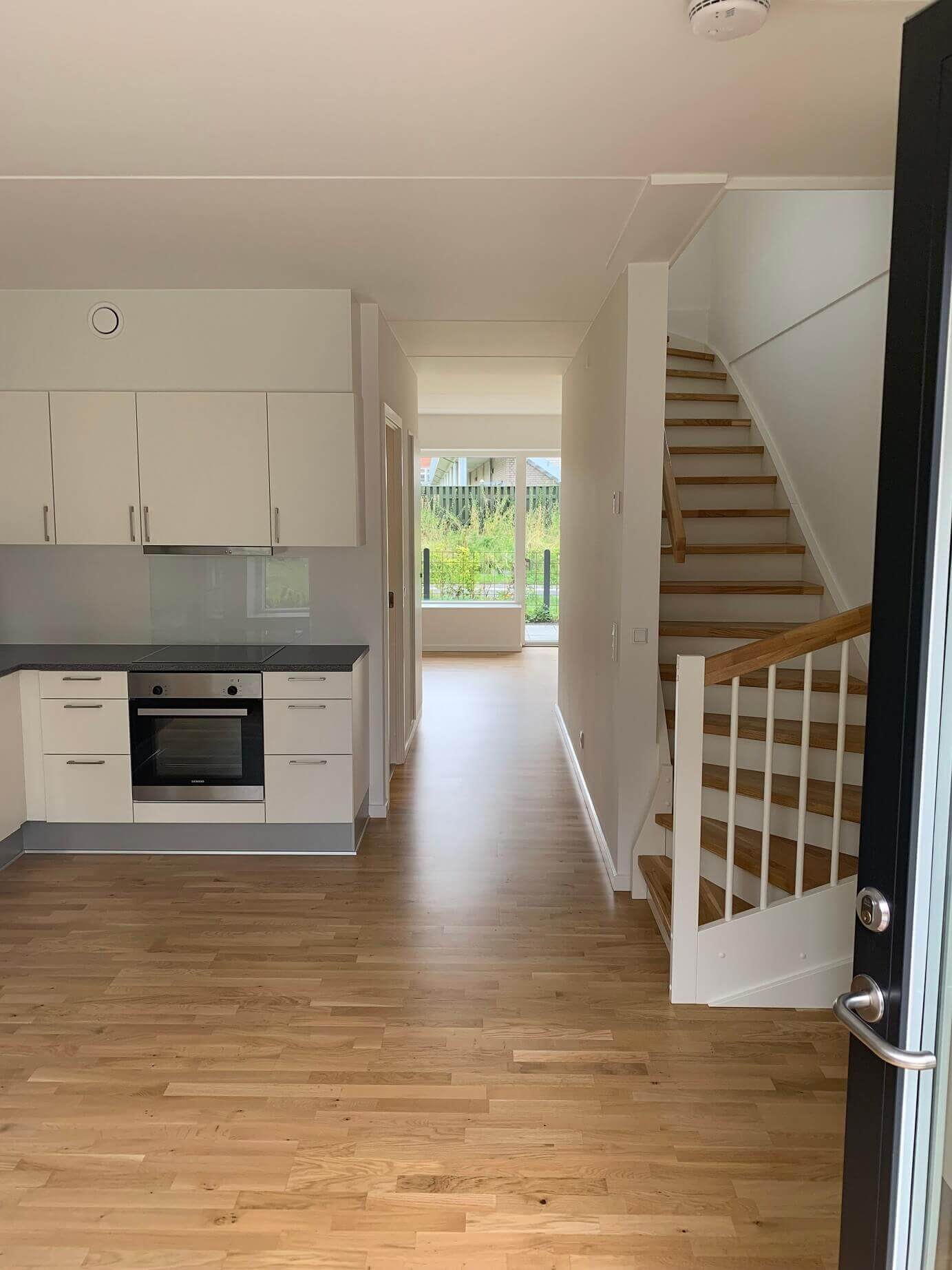 townhouse Bright two-storey terraced house with terrace and balcony