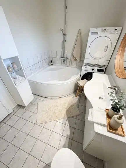 apartment Stor 5-værelses midt i centrum – 174 m2 med spisekøkken, karbad og vaskesøjle