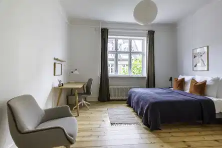 room Parværelse i centralt renoveret lejlighed
