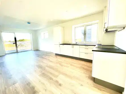 apartment Nyopført rummelig 3-værelses lejlighed med altan