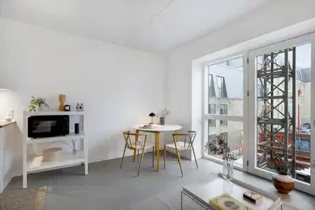 apartment Lys 2-værelses lejlighed med fransk altan