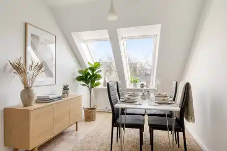 apartment Lys 3-værelses med to hemse, tagvinduer og charmerende skråvægge – 72 m2 med fleksibel planløsning