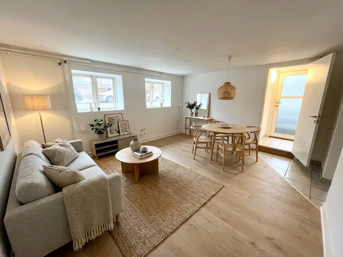 apartment Delevenlig 3-værelses i høj kælder med egen indgang og adgang til have – 85 m2
