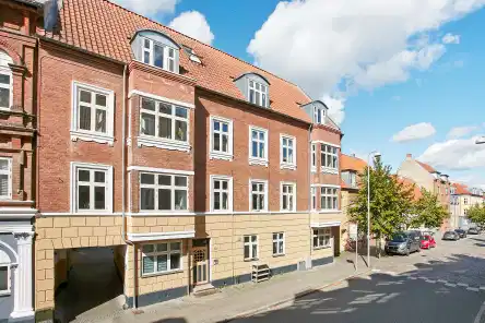 apartment 4 værelses lejlighed på 100m2 med altan