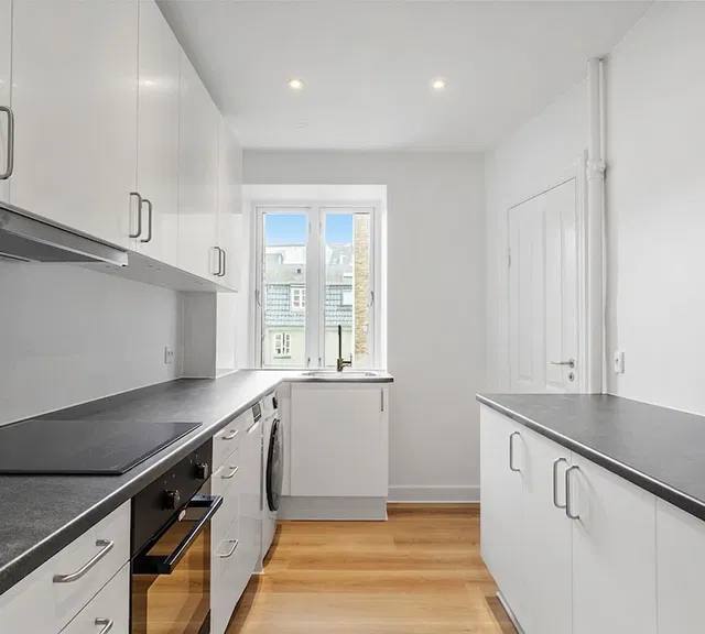 apartment Nyrenoveret 3-værelses på 106 m2 midt i byen – moderne køkken, gæstetoilet og bykig