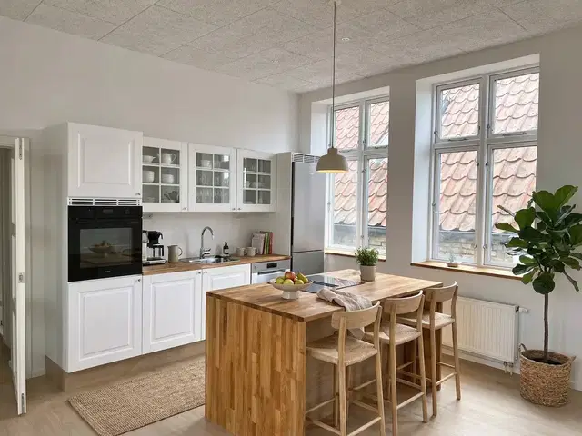 apartment Lys, delevenlig 4-værelses på 98 m2 med spisekøkken og mulighed for parkering