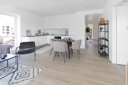 apartment Lys 4-værelses lejlighed med altan