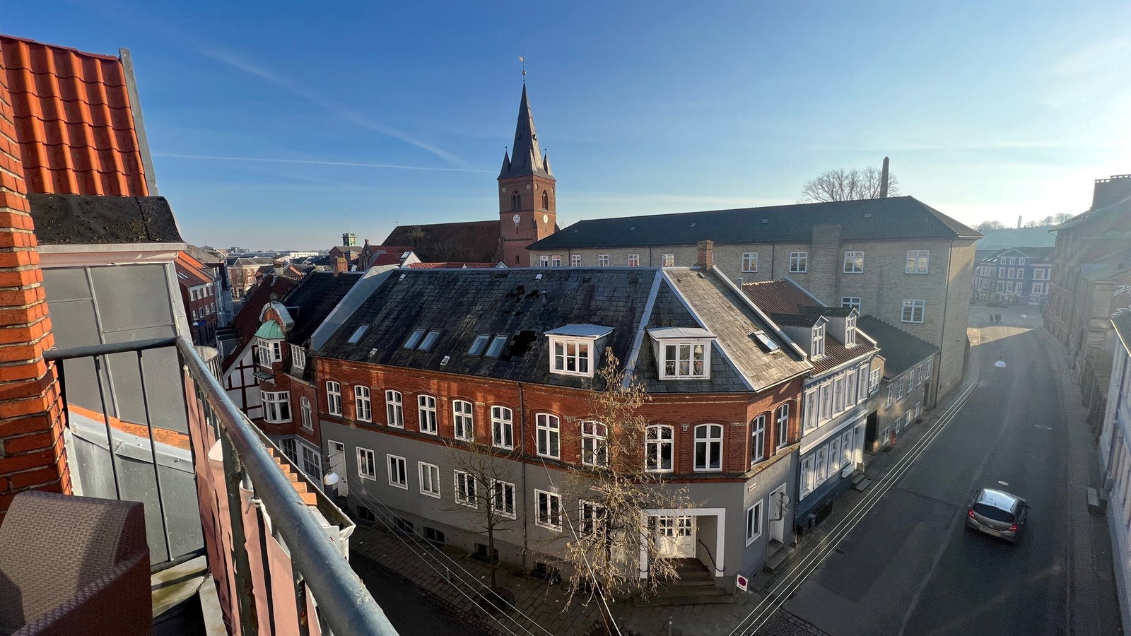 apartment Penthouse with a large south-facing balcony and a view of the lake