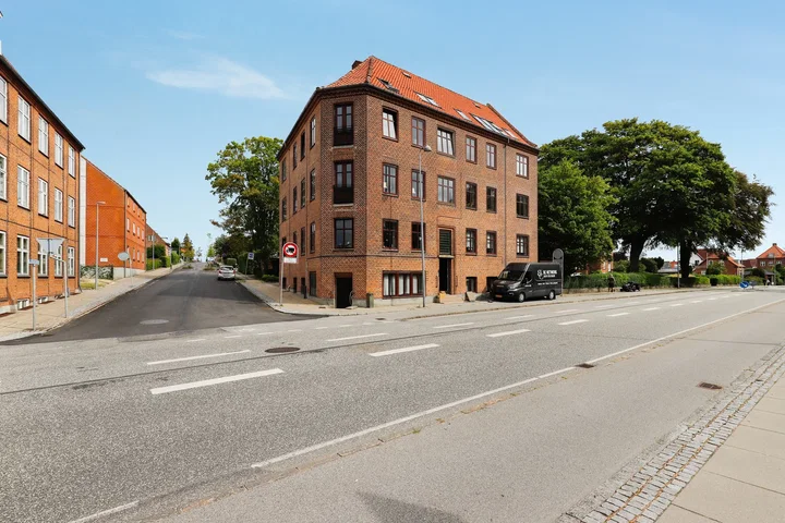 Lys 3-værelses på 102 m2 med stuk, to stuer og kig til grønt gårdmiljø - Sundvej, Horsens - 0