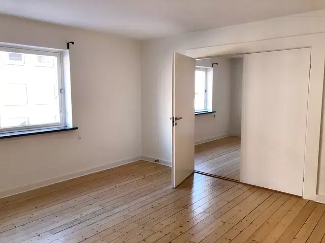 apartment Lys 4-værelses på 93 m2 med separat køkken – delevenlig og opvaskemaskine