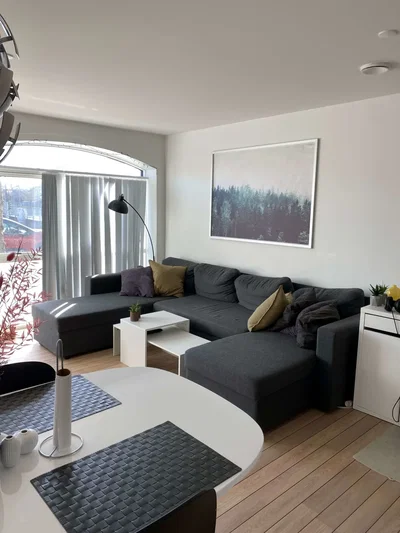 Lys 2-værelses lejlighed med stort soveværelse og grønt udeareal - Markedsgade, Hjørring - 2