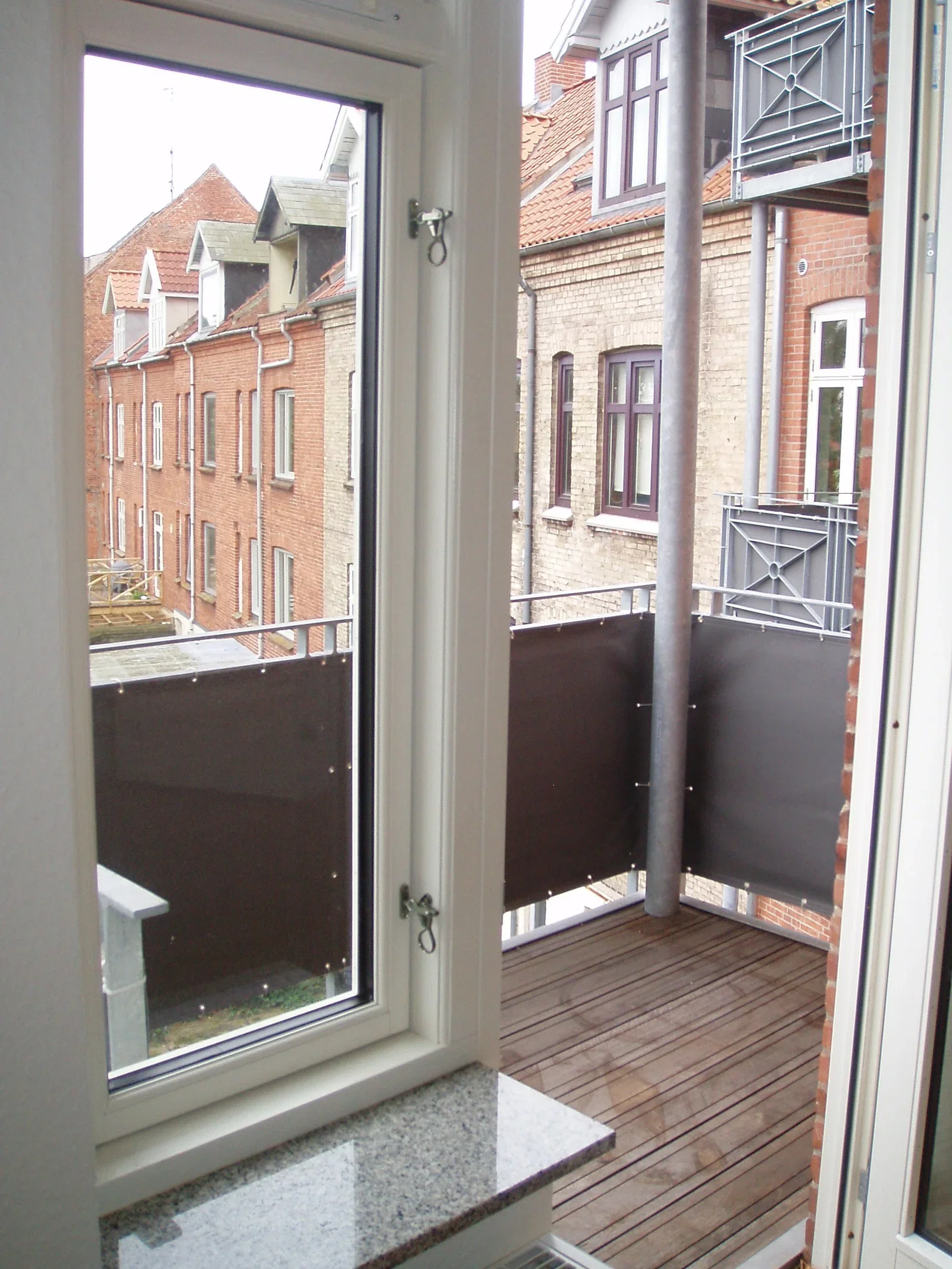 apartment 3-værelses lejlighed med skøn beliggenhed ud til volden