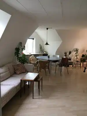 apartment Lys 3-værelses med charmerende skråvægge tæt på Vestby Station – indflytning 15. august