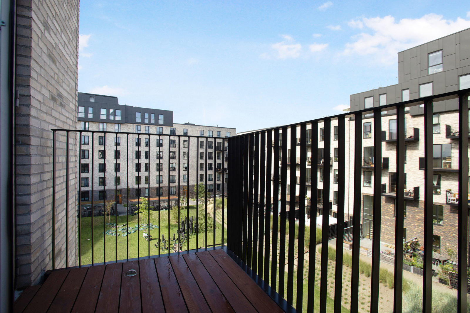 apartment Lys 3-værelses lejlighed med altan og indbygget opbevaring
