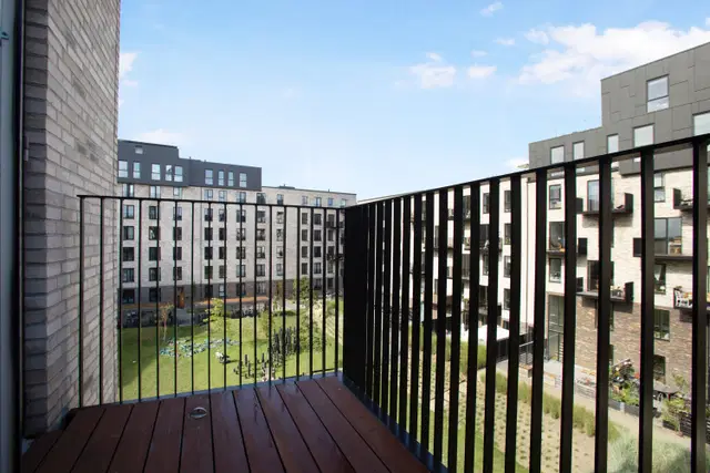 apartment Lys 3-værelses lejlighed med altan og indbygget opbevaring