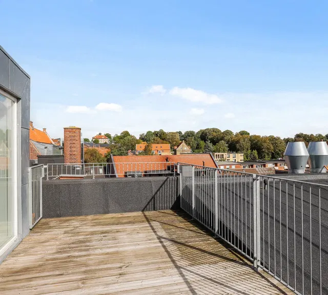 apartment Lys 2-værelses taglejlighed på 110 m2 med stor tagterrasse, parkering og husdyr tilladt