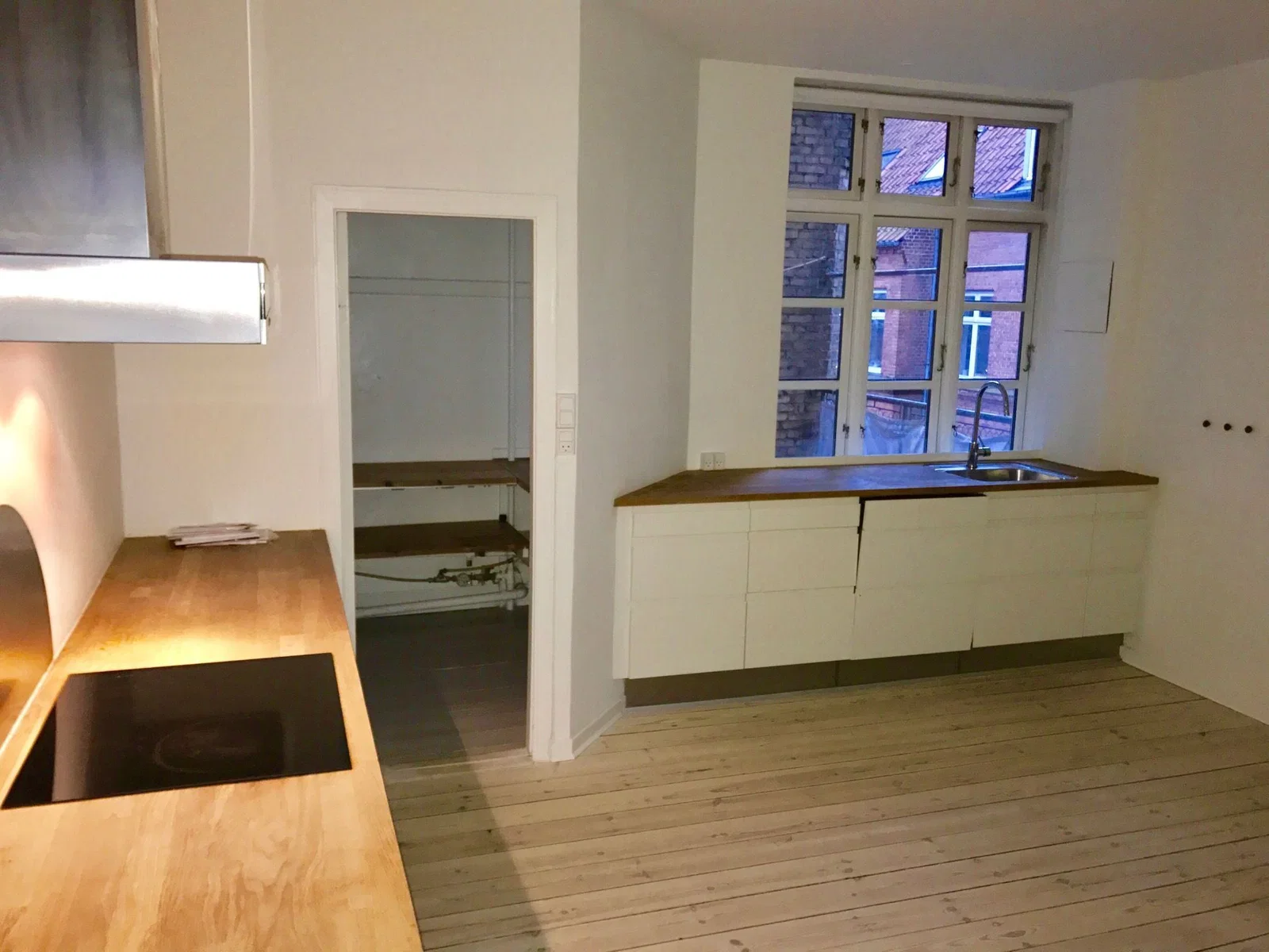 apartment Bright 6-room apartment on 230 m2 with balcony and views of the city square – suitable for flat-sharing, parking and pets allowed