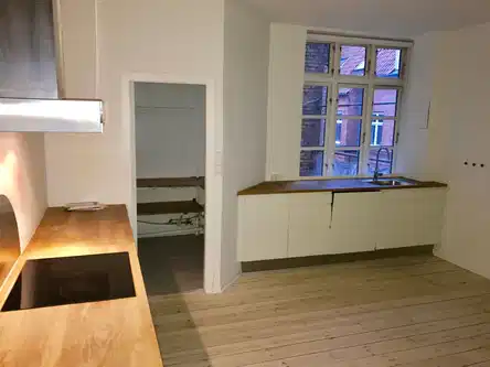 apartment Bright 6-room apartment on 230 m2 with balcony and views of the city square – suitable for flat-sharing, parking and pets allowed