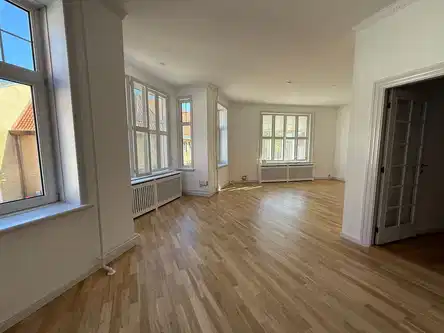 apartment 166 m² lejlighed centralt på gågaden med elevator