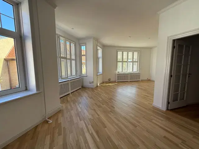 apartment Large 166 m² apartment on the 1st floor with elevator and balcony