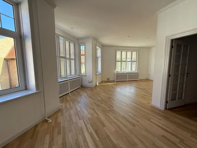 apartment Large 166 m² apartment on the 1st floor with elevator and balcony