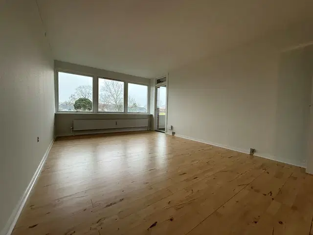 apartment Bright 3-room end-unit apartment on the first floor with a lovely south-facing balcony