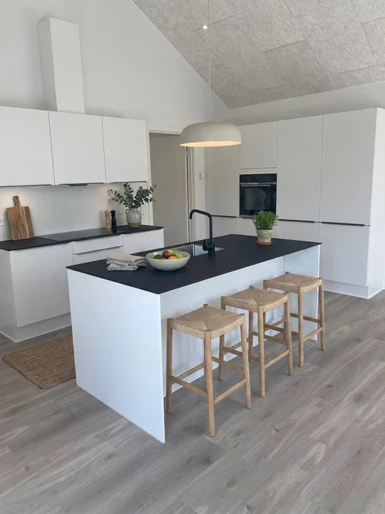 townhouse Bright and new single-story townhouse with a large open-plan living area, private terrace and private parking space.