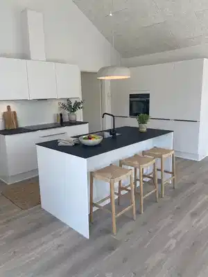 townhouse Bright and new single-story townhouse with a large open-plan living area, private terrace and private parking space.