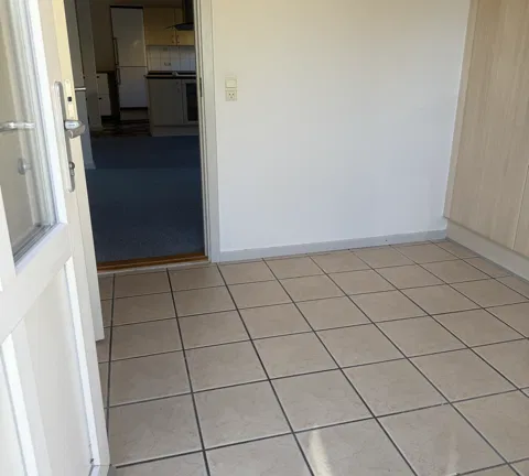 apartment Central and Well-Maintained 3-Room Apartment